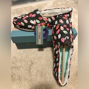 BRAND NEW Tom’s Christmas light shoes size 7